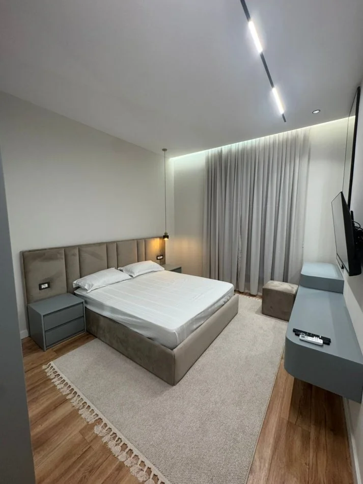 Tirane, jepet me qera apartament 1+1+Ballkon Kati 3, 78 m² 1.000 € (Kompleksi Delijorgji)