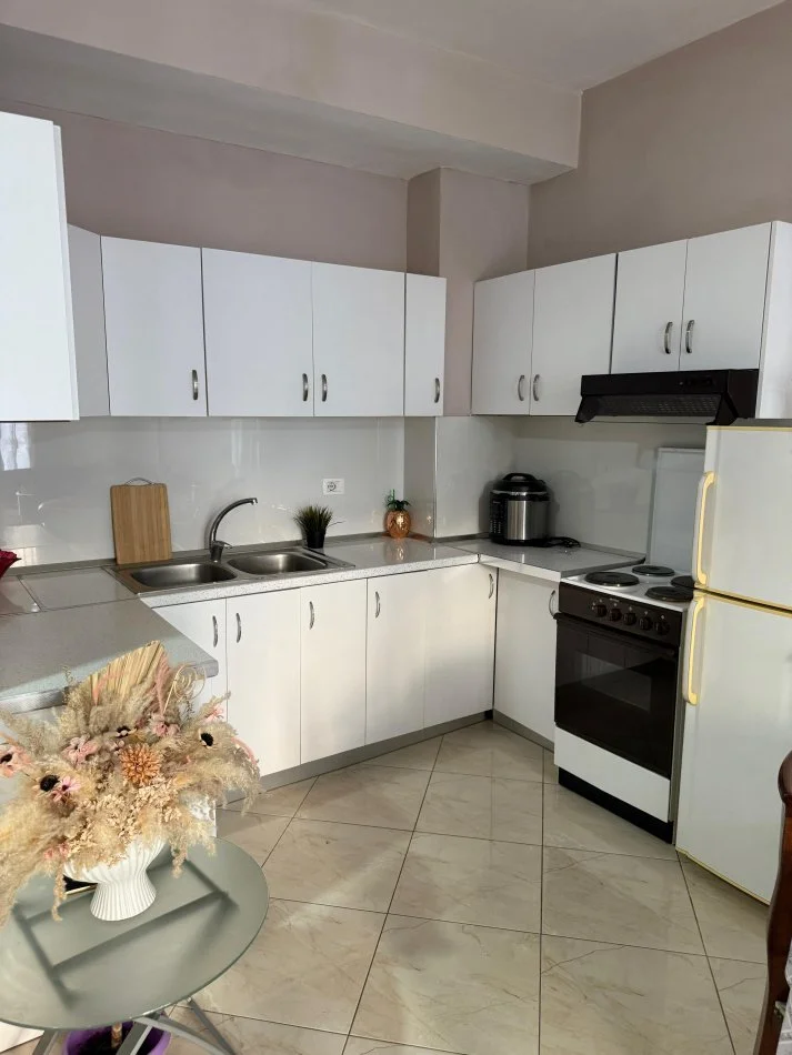 Tirane, jepet me qera apartament 1+1 , 70 m² 500 € (Perballe Amerikan 3)