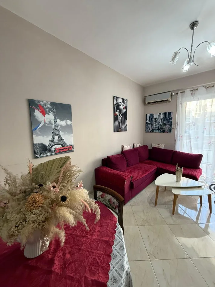 Tirane, jepet me qera apartament 1+1 , 70 m² 500 € (Perballe Amerikan 3)