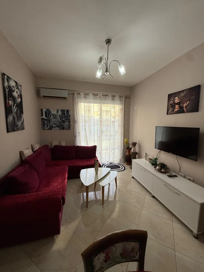 Tirane, jepet me qera apartament 1+1 , 70 m² 500 € (Perballe Amerikan 3)