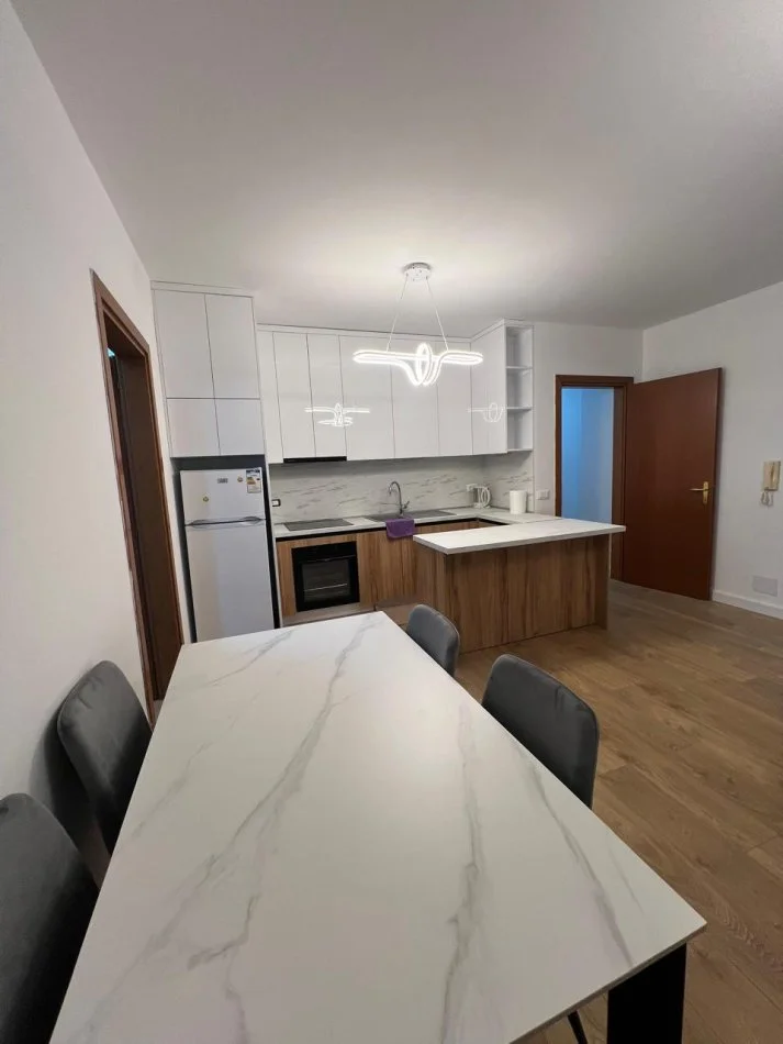 Tirane, jepet me qera apartament 2+1 Kati 5, 93 m² 800 € perballe (Delijorgji)