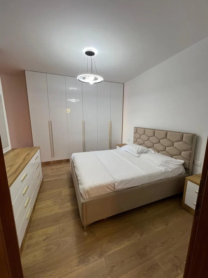 Tirane, jepet me qera apartament 2+1 Kati 5, 93 m² 800 € perballe (Delijorgji)