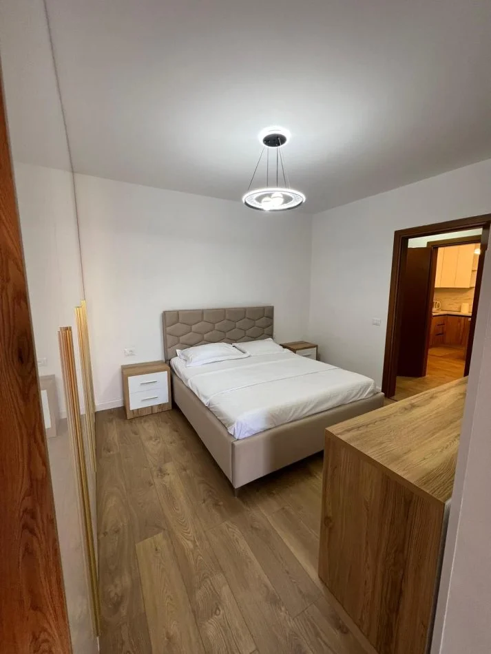 Tirane, jepet me qera apartament 2+1 Kati 5, 93 m² 800 € perballe (Delijorgji)