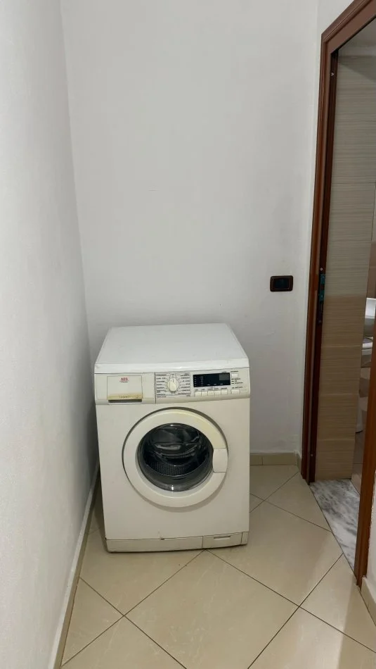 Tirane, jap me qera apartament 1+1 Kati 1, 60 m² 350 € (Rruga Jordan Misja prane Bulevardit te Ri)