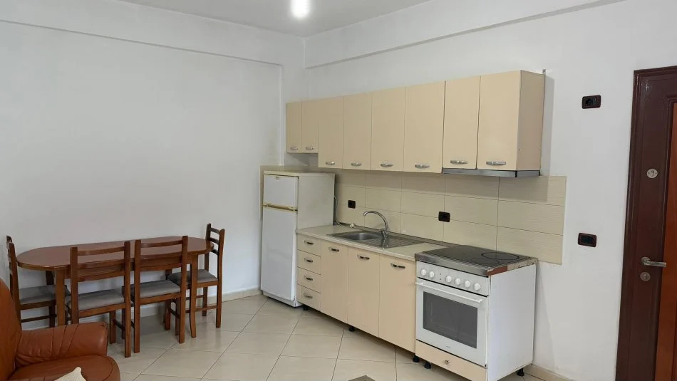 Tirane, jap me qera apartament 1+1 Kati 1, 60 m² 350 € (Rruga Jordan Misja prane Bulevardit te Ri)