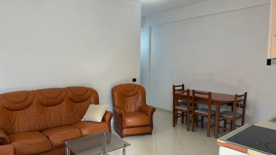 Tirane, jap me qera apartament 1+1 Kati 1, 60 m² 350 € (Rruga Jordan Misja prane Bulevardit te Ri)