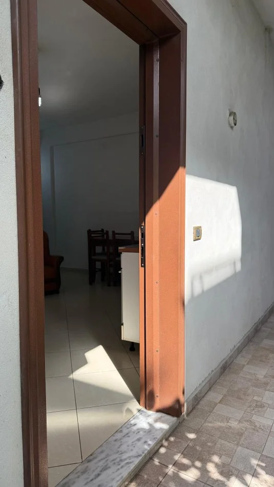 Tirane, jap me qera apartament 1+1 Kati 1, 60 m² 350 € (Rruga Jordan Misja prane Bulevardit te Ri)