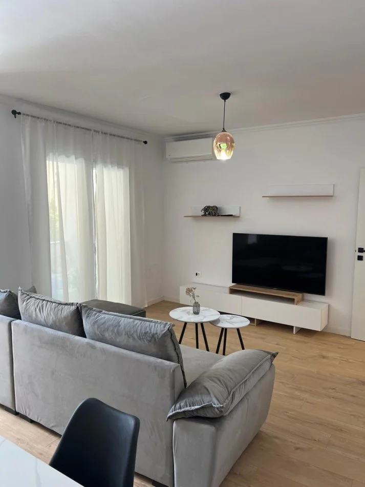 Tirane, jepet me qera apartament 2+1 Kati 2, 90 m² (BULEVARDI ZOGU I, QENDER) 85.000 LEKE/MUAJ