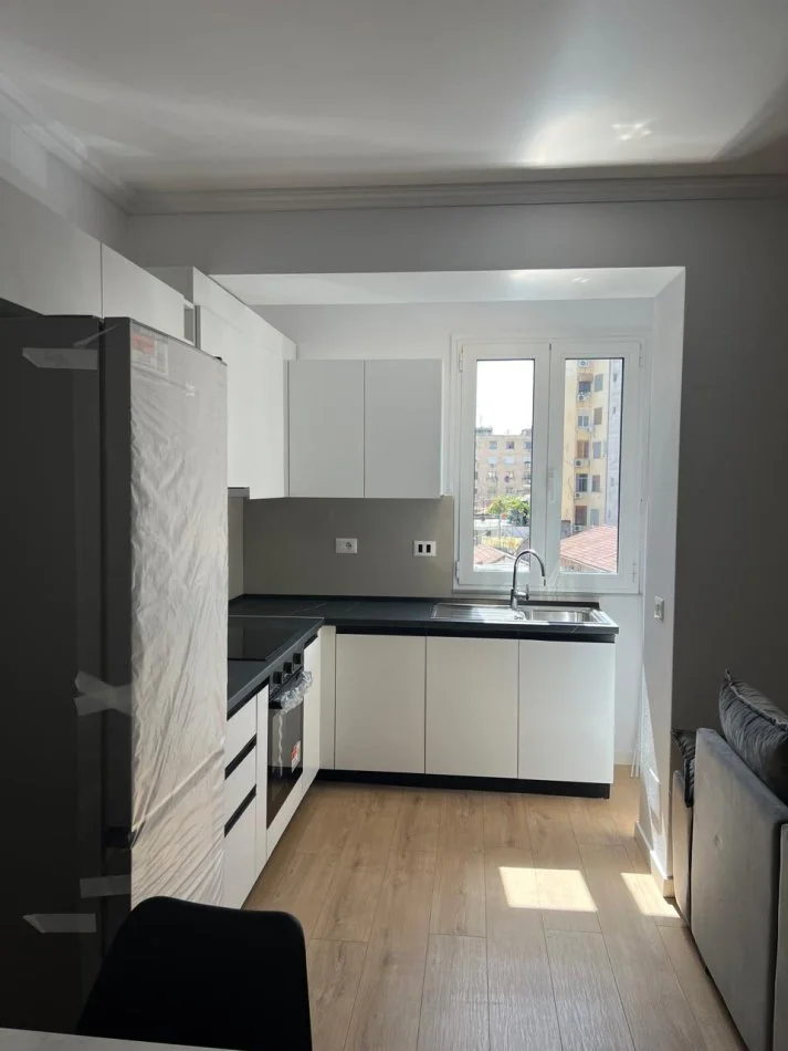 Tirane, jepet me qera apartament 2+1, 85.000 Leke/Muaj, Kati 2, 90 m² (Bulevardi Zogu I)