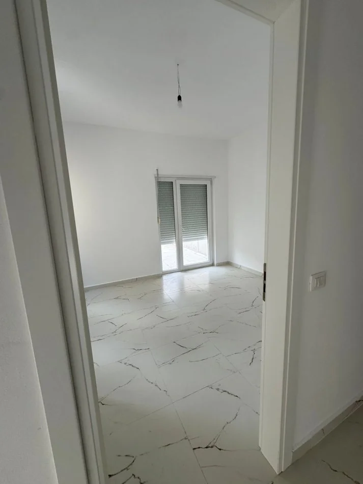 Tirane, jepet me qera apartament 2+1+Ballkon Kati 3, 87 m² 850 € (Donika center)