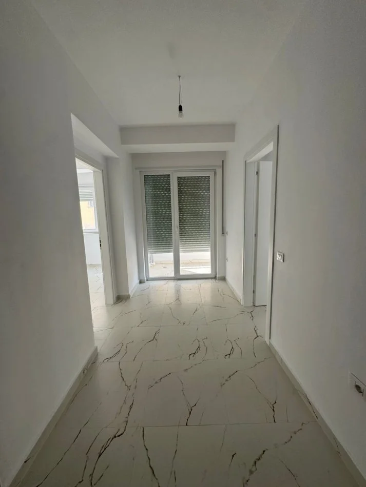 Tirane, jepet me qera apartament 2+1+Ballkon Kati 3, 87 m² 850 € (Donika center)