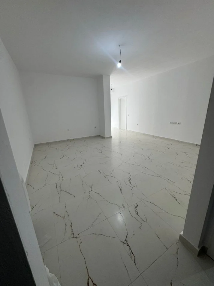 Tirane, jepet me qera apartament 2+1+Ballkon Kati 3, 87 m² 850 € (Donika center)