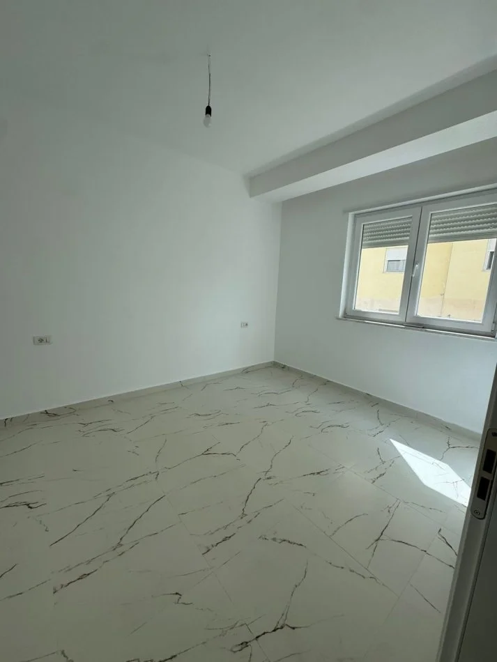 Tirane, jepet me qera apartament 2+1+Ballkon Kati 3, 87 m² 850 € (Donika center)