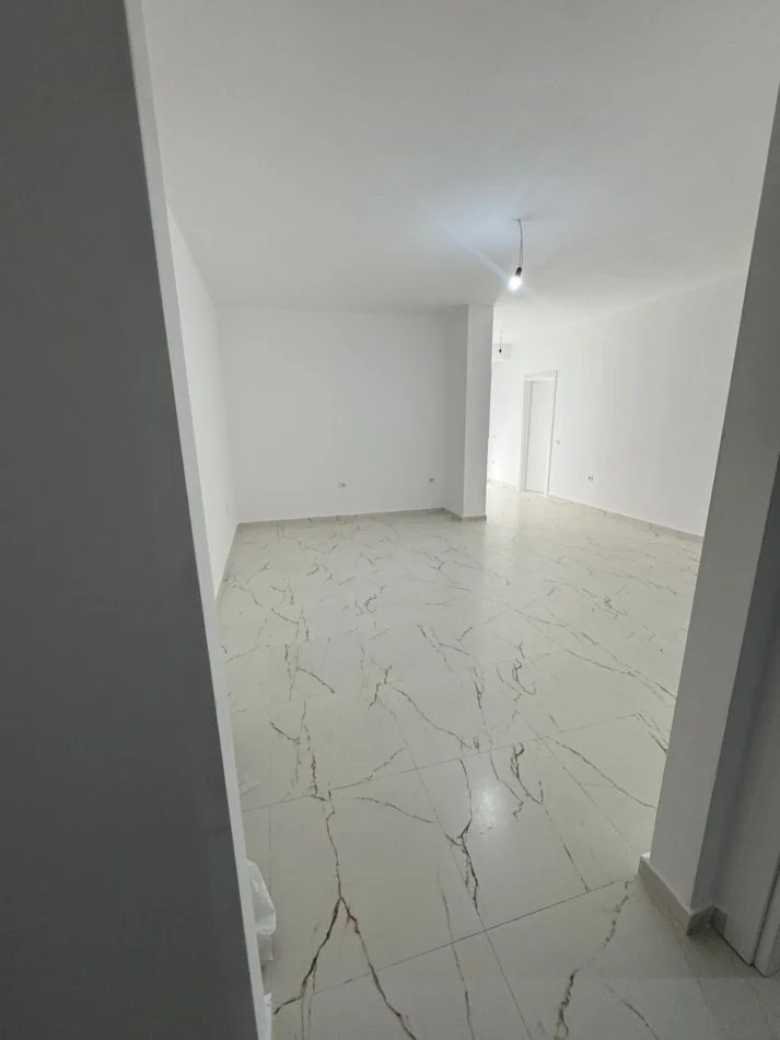 Tirane, jepet me qera apartament 2+1+Ballkon Kati 3, 87 m² 850 € (Donika center)