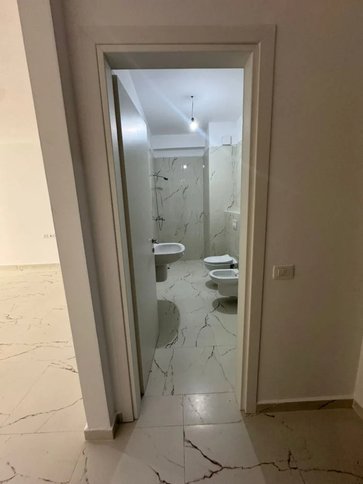 Tirane, jepet me qera apartament 2+1+Ballkon Kati 3, 87 m² 850 € (Donika center)