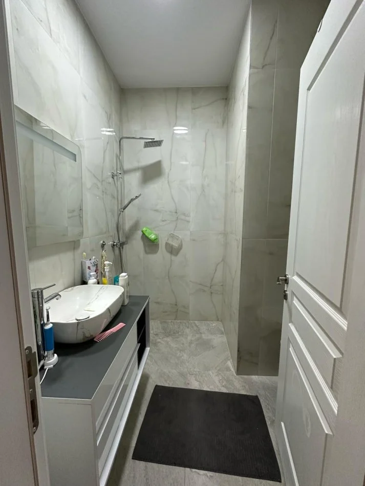 Tirane, jepet me qera apartament 2+1 Kati 9, 750 € (Kompleksi ASL, prane pediatrise)