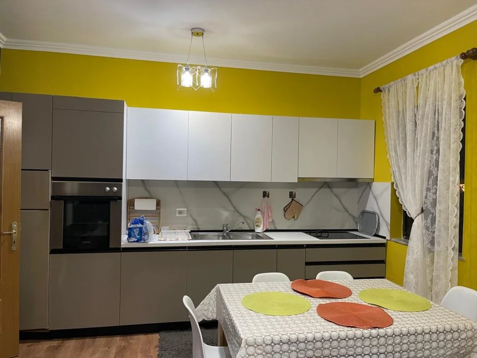 Tirane, jepet me qera apartament 2+1+Ballkon Kati 1, 110 m² 610 € (Medreseja)