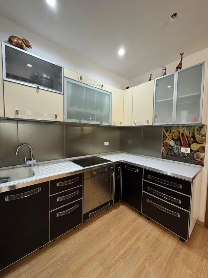 Tirane, jepet me qera apartament 2+1+Ballkon Kati 3, 80 m² 600 € (Selite \ kodra e diellit)