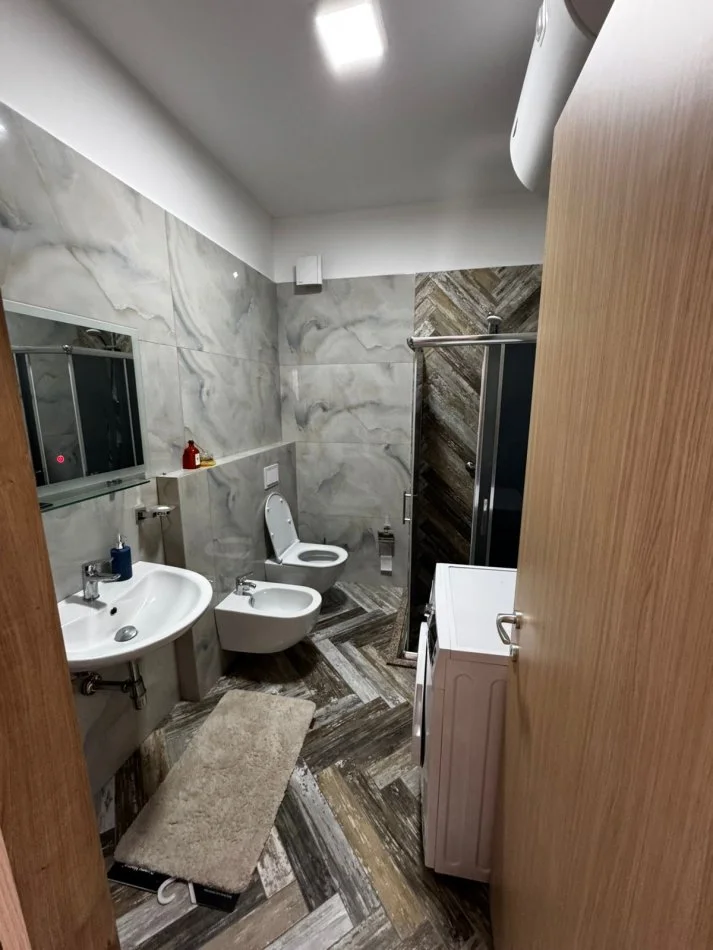 Tirane, jepet me qera apartament 2+1+Ballkon Kati 5, 110 m² 800 € (rruga Albanopuli)