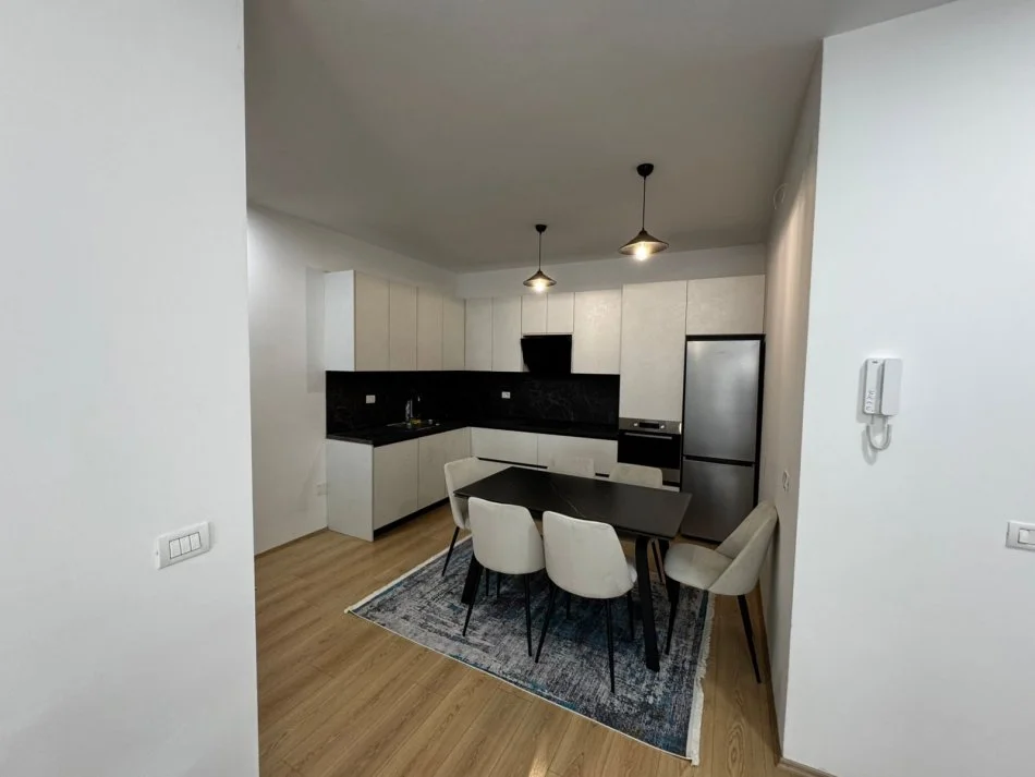 Tirane, jepet me qera apartament 2+1+Ballkon Kati 5, 110 m² 800 € (rruga Albanopuli)