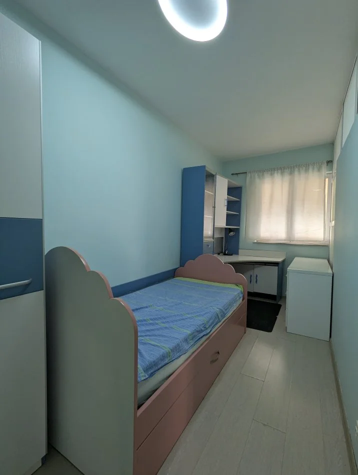 Tirane, jepet me qera apartament 3+1+Ballkon Kati 3, 90 m² 650 € (Pazari i Ri)