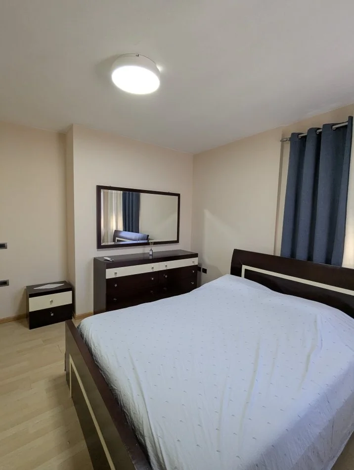 Tirane, jepet me qera apartament 3+1+Ballkon Kati 3, 90 m² 650 € (Pazari i Ri)