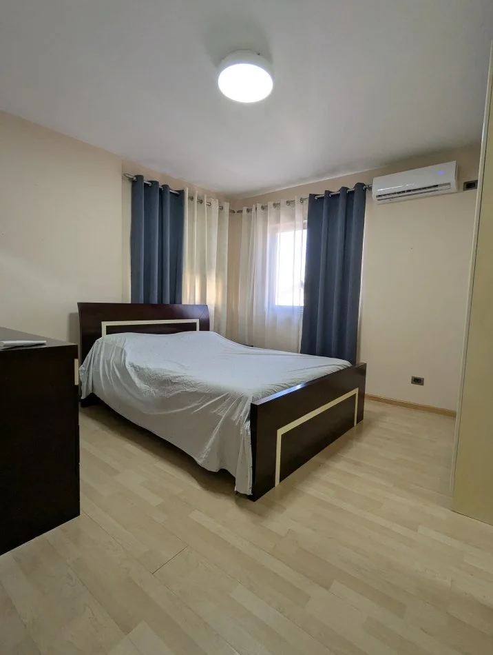 Tirane, jepet me qera apartament 3+1+Ballkon Kati 3, 90 m² 650 € (Pazari i Ri)