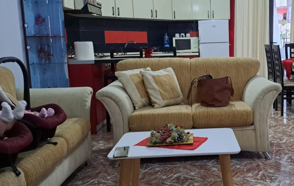 Tirane, jepet me qera apartament 2+1+Ballkon Kati 6, 80 m² 550 € (rruga muzaket)