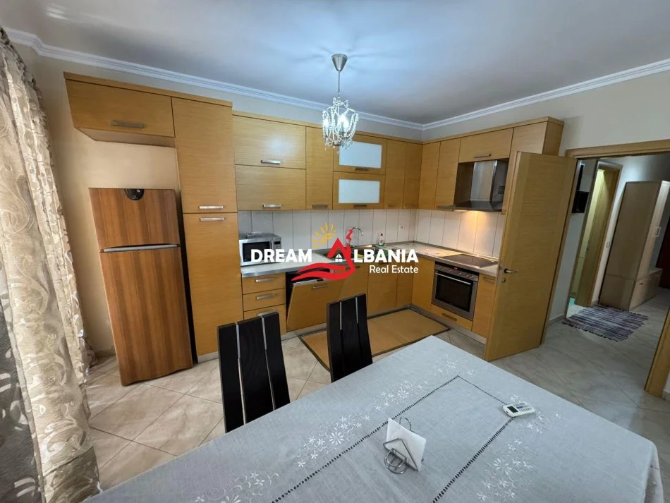 Tirane, jepet me qera apartament 1+1 Kati 4, 80 m² 600 € (ne Qender te Tiranes tek Selvia)