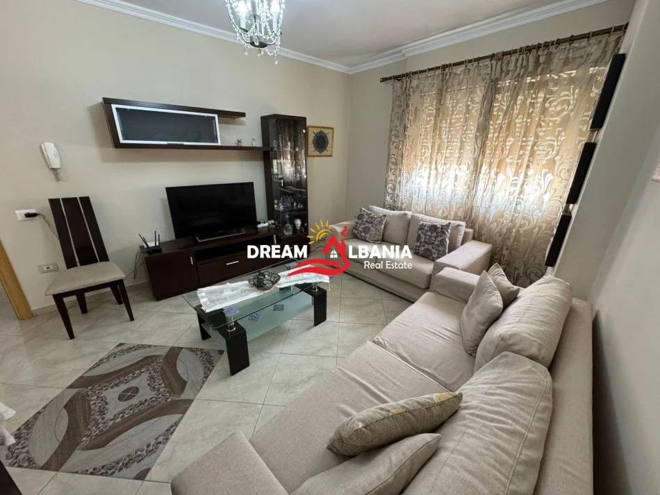 Tirane, jepet me qera apartament 1+1 Kati 4, 80 m² 600 € (ne Qender te Tiranes tek Selvia)
