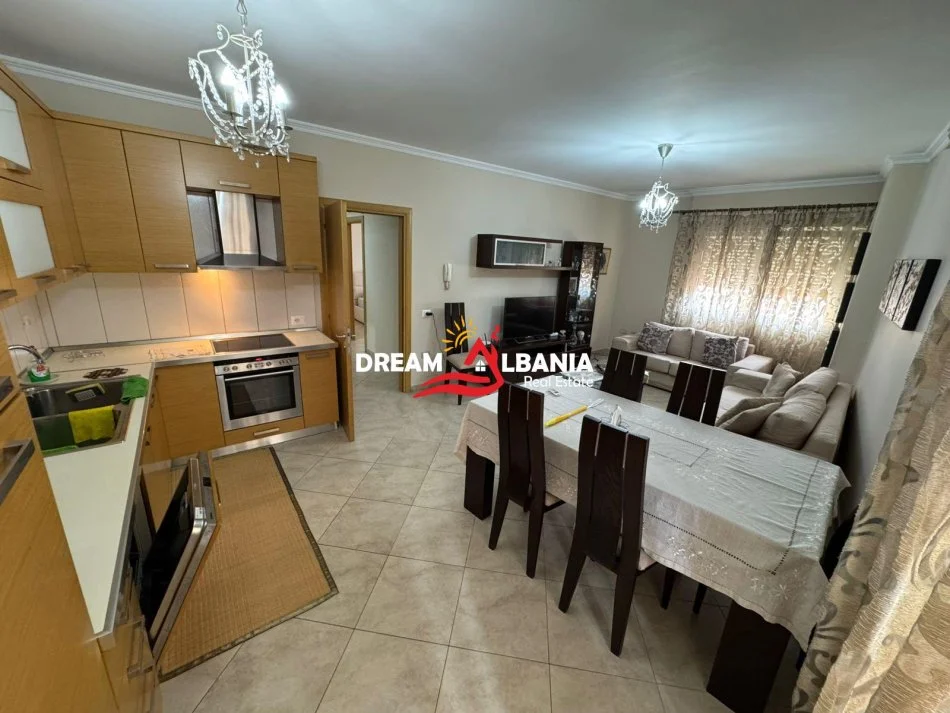 Tirane, jepet me qera apartament 1+1 Kati 4, 80 m² 600 € (ne Qender te Tiranes tek Selvia)