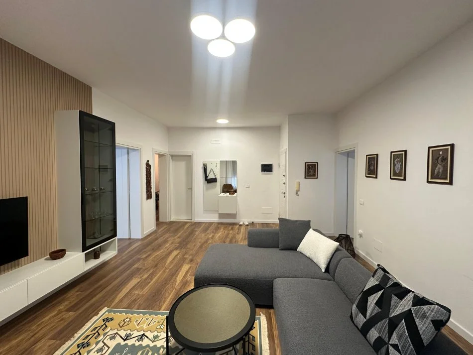 Tirane, jepet me qera apartament 2+1 Kati 2, 100 m² 800 € (Selvia)