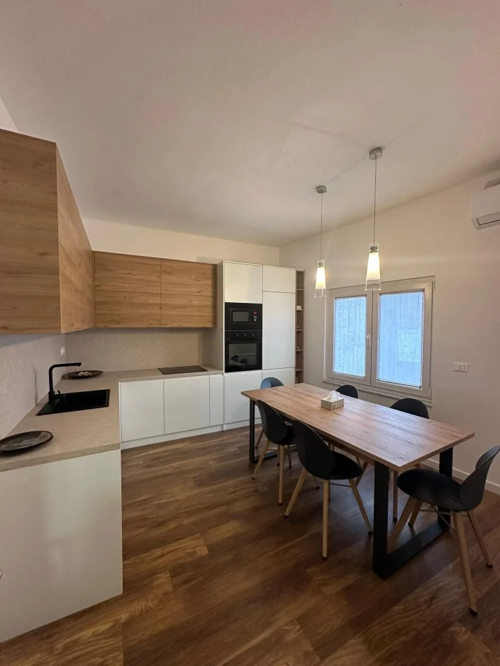 Tirane, jepet me qera apartament 2+1 Kati 2, 100 m² 800 € (SELVIA)