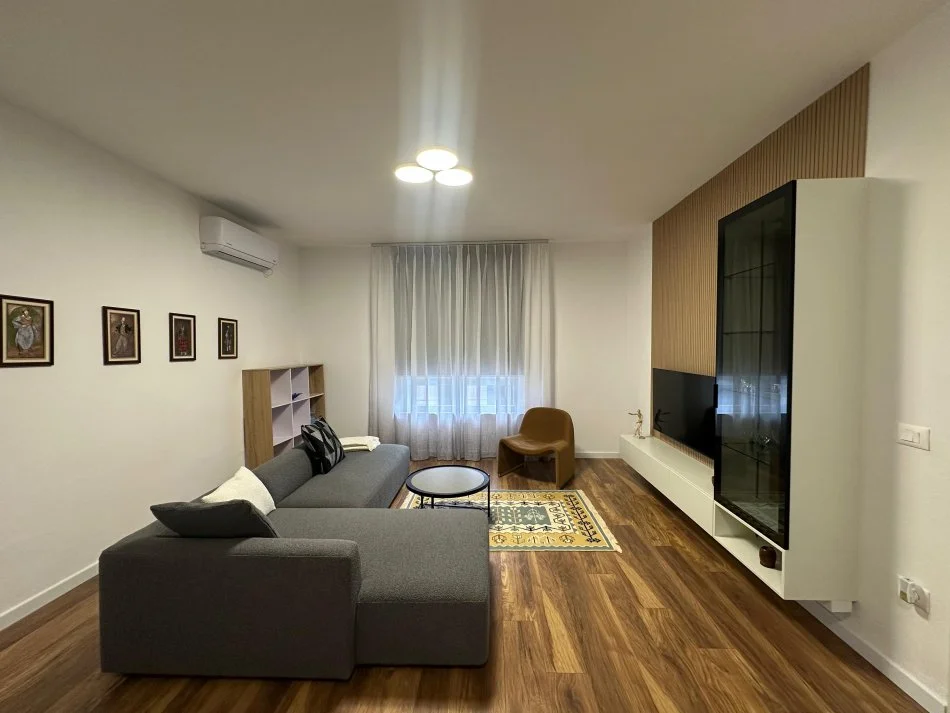 Tirane, jepet me qera apartament 2+1 Kati 2, 100 m² 800 € (Selvia)