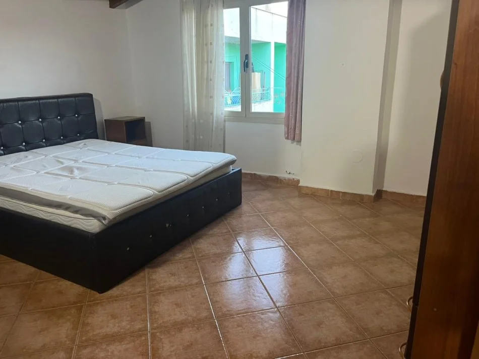 Tirane, jepet me qera apartament 1+1 Kati 1, 70 m² 510 € (RRUGA 5 MAJI)