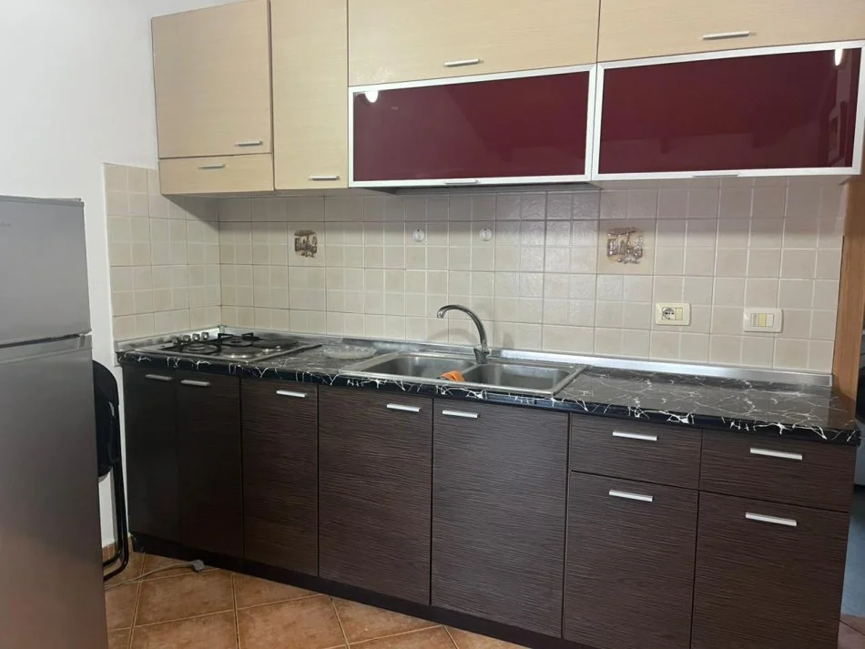 Tirane, jepet me qera apartament 2+1 Kati 3, 410 € 