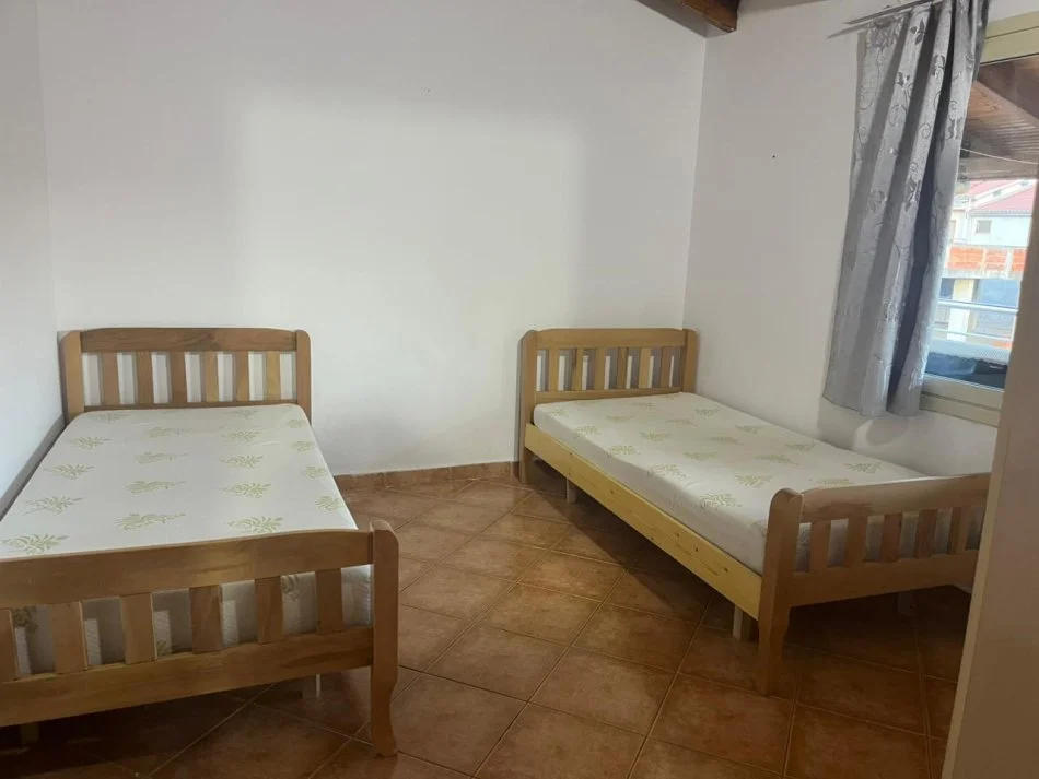 Tirane, jepet me qera apartament 1+1 Kati 1, 70 m² 510 € (RRUGA 5 MAJI)