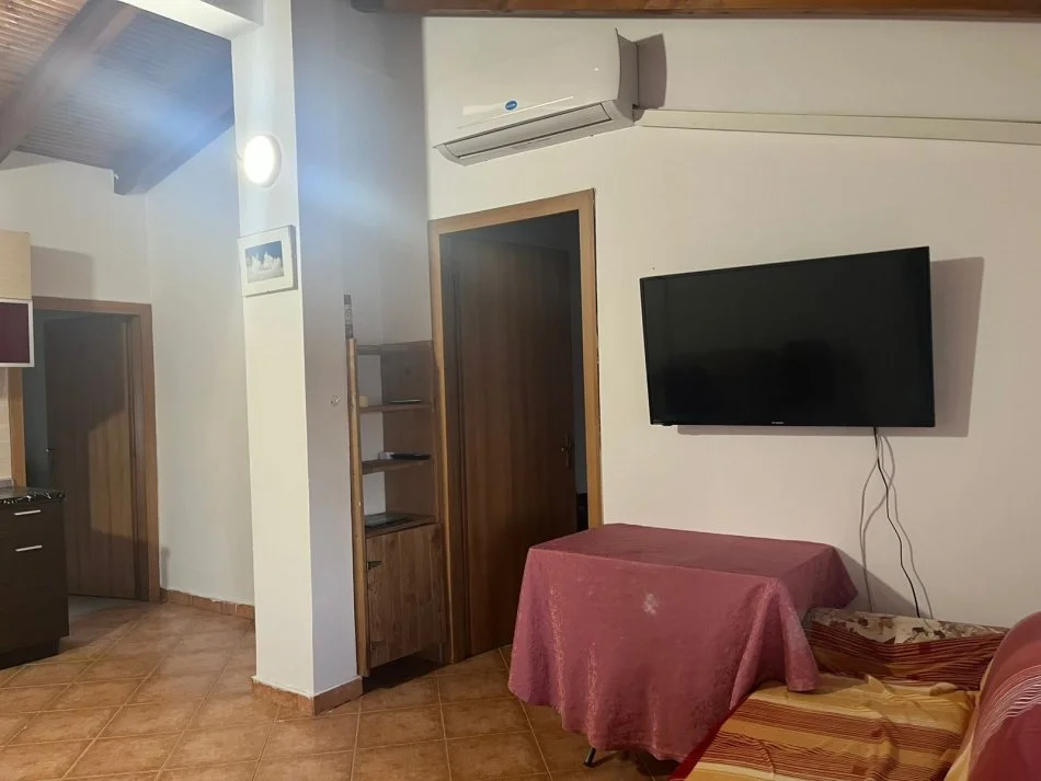 Tirane, jepet me qera apartament 1+1 Kati 1, 70 m² 510 € (RRUGA 5 MAJI)
