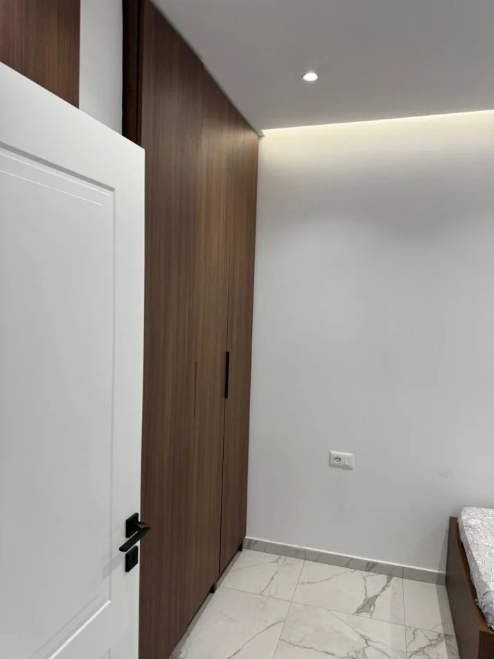 Tirane, jepet me qera apartament 2+1 Kati 1, 75 m² 410 € (andrea mano)