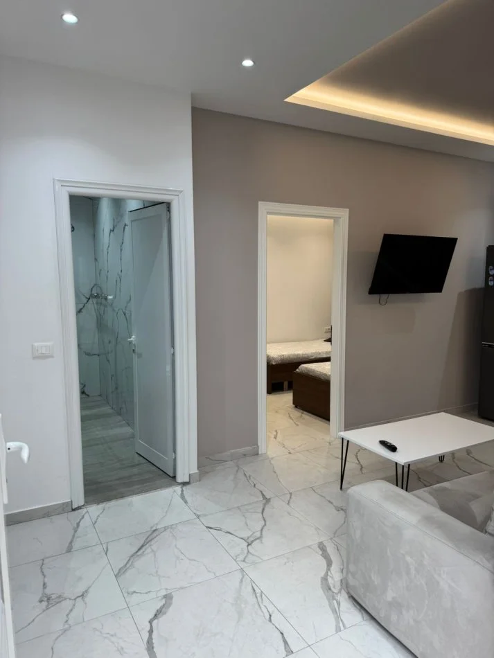 Tirane, jepet me qera apartament 1+1 Kati 1, 65 m² 450 € (RRUGA VEDAT KOKONA)