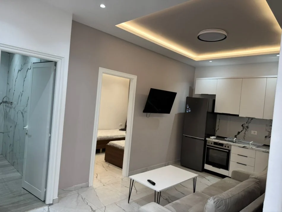 Tirane, jepet me qera apartament 1+1 Kati 1, 65 m² 450 € (rruga 5 maji)