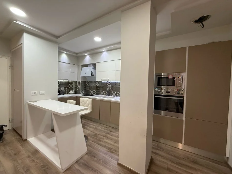 Tirane, jepet me qera apartament 2+1 , 97 m² 700 € (Prane Kopshtit Botanik)