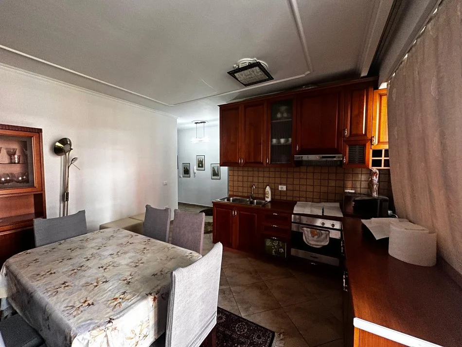 Tirane, jepet me qera apartament 2+1 Kati 3, 100 m² 750 € (Kompleksi Delijorgji)