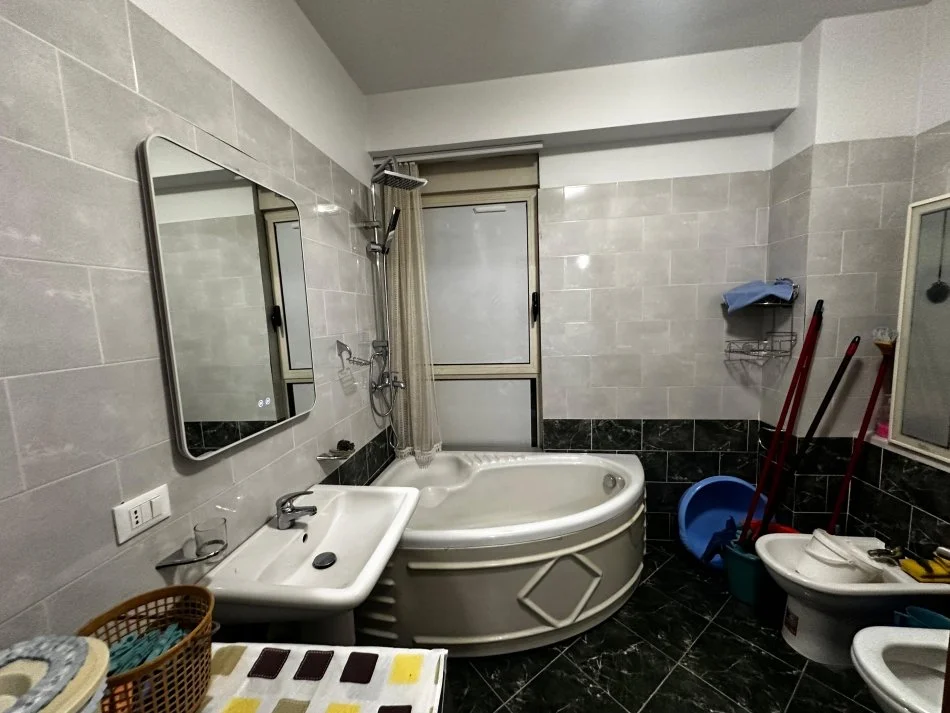 Tirane, jepet me qera apartament 2+1 Kati 3, 100 m² 750 € (Kompleksi Delijorgji)