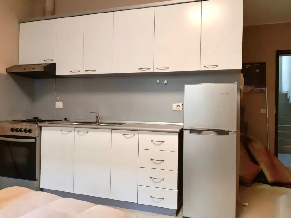 Tirane, jepet me qera apartament 1+1+Ballkon Kati 3, 75 m² 580€ (Rruga e Kosovareve)