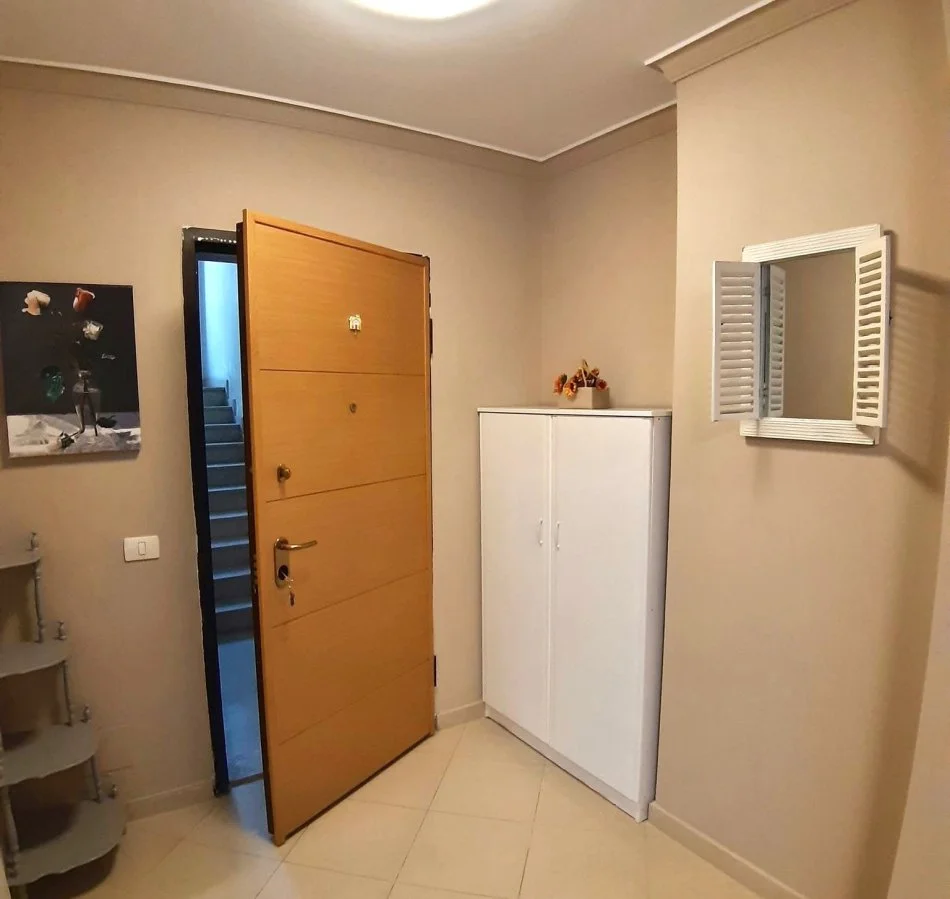 Tirane, jepet me qera apartament 1+1+Ballkon Kati 3, 75 m² 580€ (Rruga e Kosovareve)