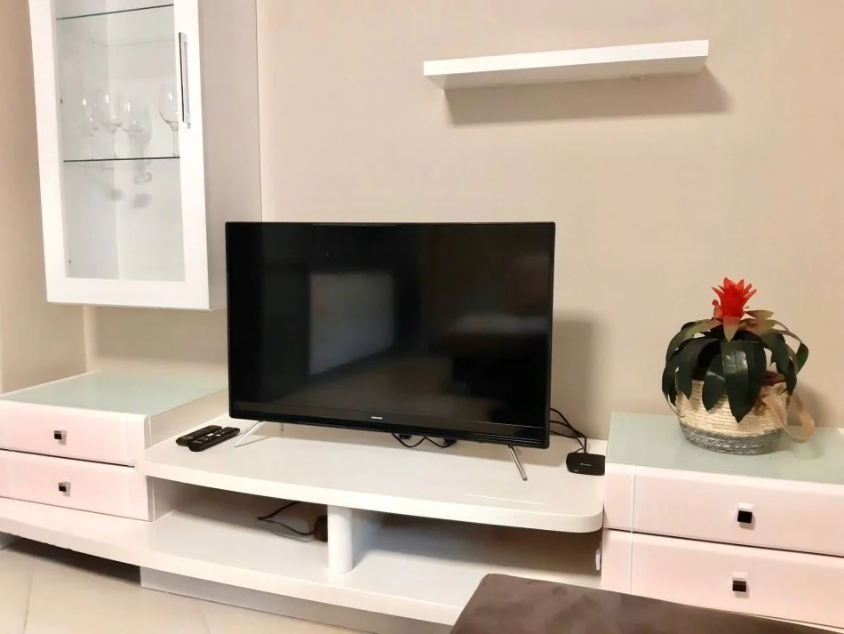 Tirane, jepet me qera apartament 1+1+Ballkon Kati 3, 75 m² 580€ (Rruga e Kosovareve)