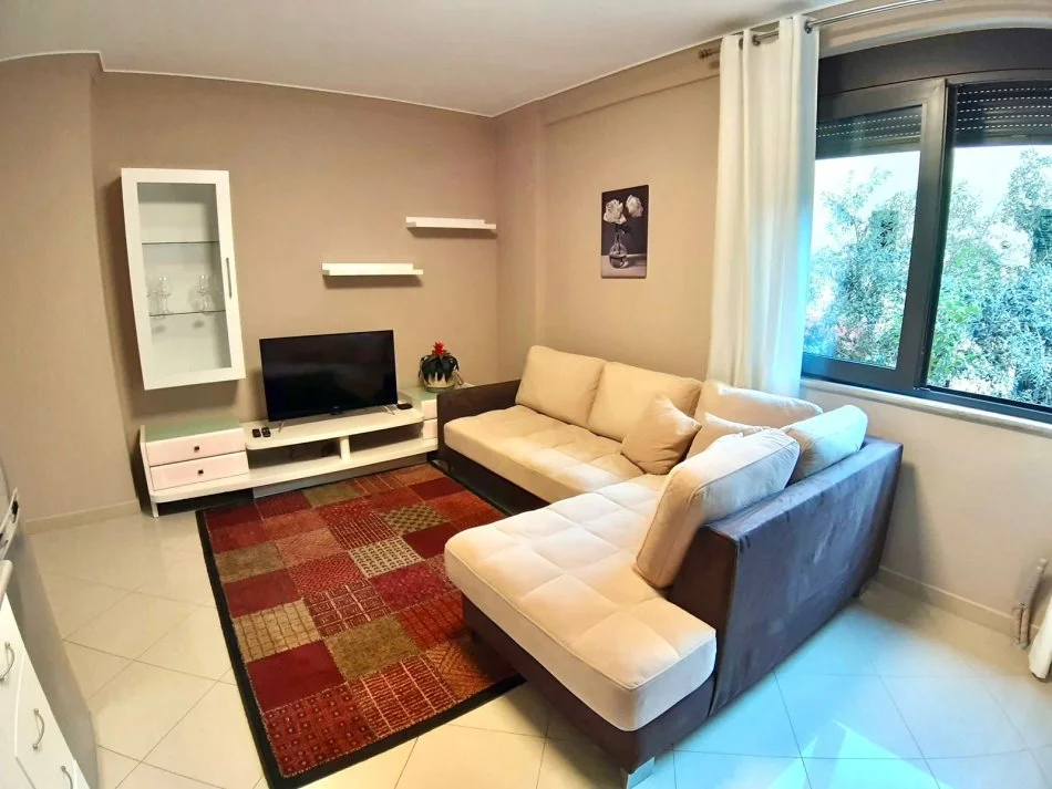 Tirane, jepet me qera apartament 1+1+Ballkon Kati 3, 75 m² 580€ (Rruga e Kosovareve)