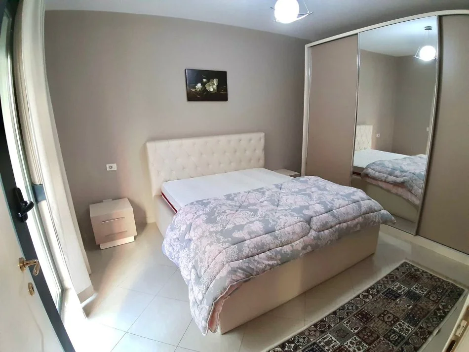 Tirane, jepet me qera apartament 1+1+Ballkon Kati 3, 75 m² 580€ (Rruga e Kosovareve)