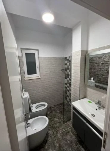 Tirane, jepet me qera apartament 2+1 Kati 3, 110 m² 430 € 